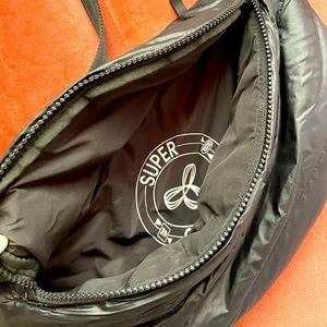 Belt bag/Fanny pack all black from TNA super puff collection